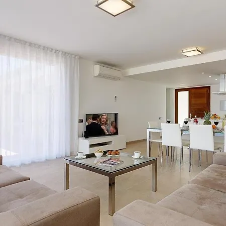 Cala'n Blanes Sleeps 9 Pool Air Con Wifi Cala'N Blanes (Menorca)